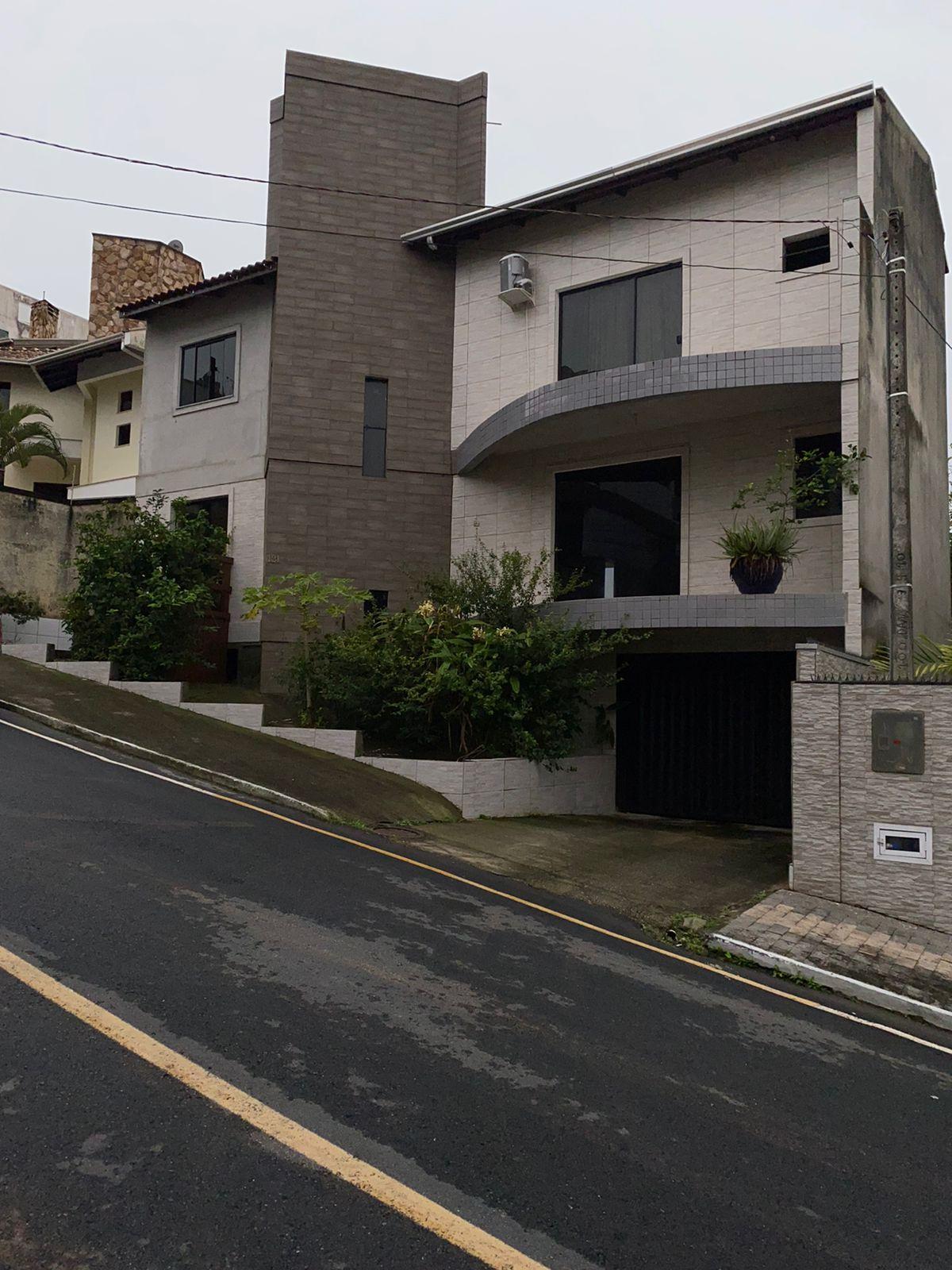 Casa à Venda Próximo ao Mar em Ariribá - Balneário Camboriú - Santa Catarina